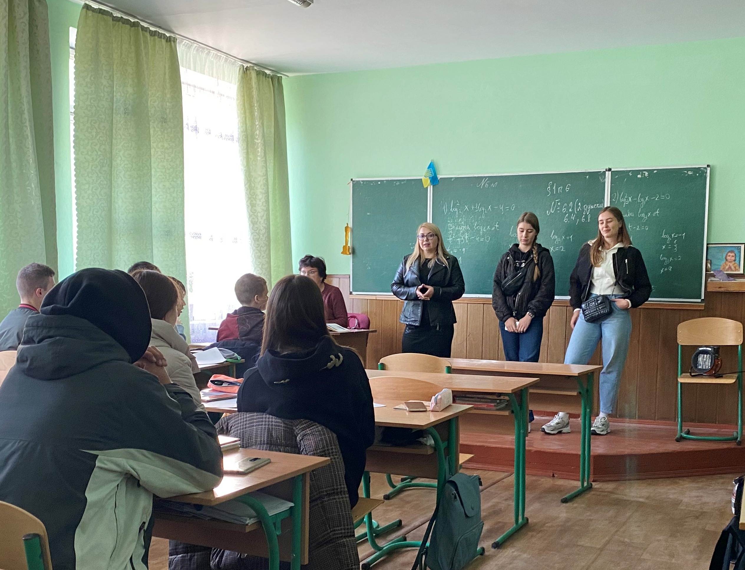 Доцент Біла Наталія Василівна та студентки Руслана Адамович і Анна Янко розповідають про особливості навчання в ТНПУ учням опорного закладу Теребовлянської ЗОШ І-ІІІ ст. №1